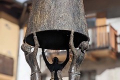Piazza principale e una delle opere del museo