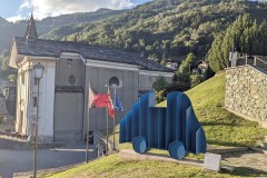 Una delle opere del museo e sullo sfondo la chiesa (accessibile)